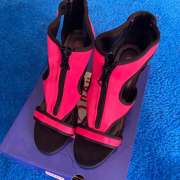 Women’s Heels - Picture 1 of 2